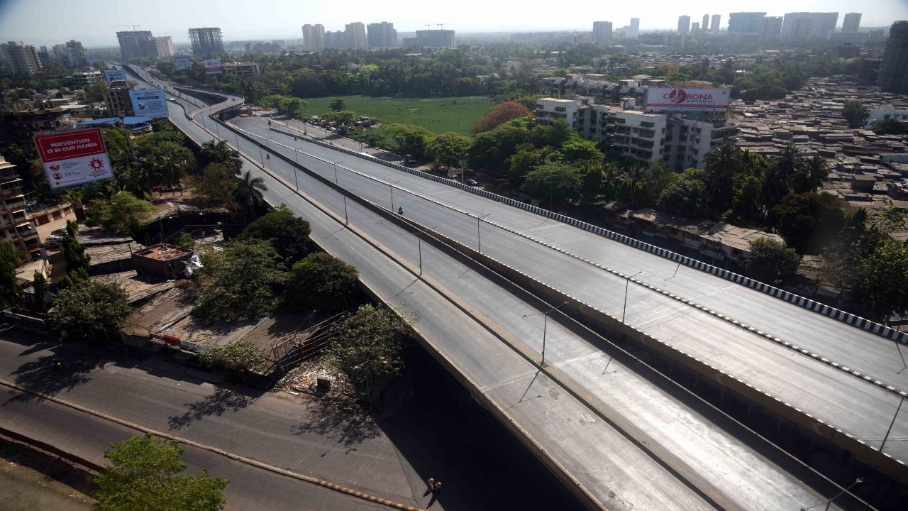 2020: Amar Mahal junction in Chembur, which has motorists’ hearts sinking every time they approach it, was a marathoner’s dream following the first announcement of the nationwide lockdown in March 2020. Pic/Atul Kamble